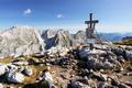 Beim Gipfelkreuz des Schneibstein herrscht reges Kommen und Gehen. 
