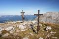 Vielleicht wurde ja wegen der vielen Besucher gleich ein zweites Gipfelkreuz aufgestellt.