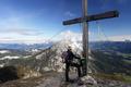 Beim Gipfelkreuz am Stoderzinken angelangt genieen wir den Ausblick ...