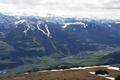 Auf der gegenberliegenden Bergseite - im Sden - schauen wir ber das Ennstal in die Schladminger Tauern, wo die Schneebnder der bereits teilweise geffneten Schipisten im Umfeld von Hauser Kaibling und Planai deutlich erkennbar sind.