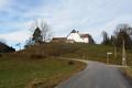 Start beim groen Parkplatz am Gleinkersee und Aufstieg Richtung Westen zum Gasthof Tommerl, dessen Fenster das Licht der Morgensonne spiegelten.