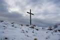 Beim Gipfelkreuz nimmt der schon lngere Zeit frostig ber uns hinweg blasende Wind noch einmal an Heftigkeit zu.