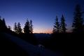 Bereits kurz nach dem Start gab es am Weg erste Schneefelder, die Schneeschuhe lie ich aber dennoch am Rucksack, da der Schnee gefroren und hart war. In der beginnenden Morgendmmerung konnte ich unten im Tal den Grundlsee glitzern sehen. In Bildmitte zeigt sich noch die dnne Mondsichel.