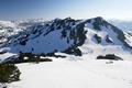 Lange halte ich mich nicht am Gipfel auf, schlielich gilt es heute noch einen weiten Weg zurckzulegen. Der bergang zum Schnberg sieht letztendlich schwieriger aus, als er tatschlich ist. Die Schneedecke beginnt aber in den sonnenbestrahlten Hngen allmhlich aufzuweichen, so dass ich ab jetzt zu den Schneeschuhen greife.