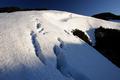 Am Vormittag war die Schneedecke noch gut gefroren. Am Nachmittag mute man den breiten Spalten an Felsabhngen aber fern bleiben. 