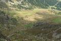 Tiefblick nach Osten. Im rechten, oberen Bildrand die Khlerhtte, bei der ich am Nachmittag beim Wiederaufstieg ber den Lavantsee auf den Geierkogel vorbeikommen werde.