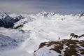 Ideales Schneeschuhgelnde sdlich der Stampferwand und westlich von Gebreinspitze und Labspitze ber welches ich nun zu einer kleinen Htte hinabwandern werde. In Bildmitte die Aignerhhe, dahinter das Groe Mosermandl.