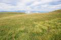 ber ein weites, nahezu ebenes Plateau wandern wir inmitten wogender Grser ...