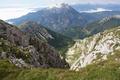 Blick ber die Felsabstrze nach Sden zum Geck, dessen Besuch noch gar nicht so lange zurckliegt (29.06.2010).