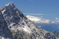Und dahinter - in 40 Kilometer Luftlinie Entfernung - leuchten die Gletscher am Dachstein.