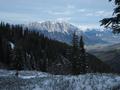 Beim Abstieg liegt der Schnee noch immer bis 1.200 Meter Hhe. Wie auf Watte gleiten wir auf weichem Pulverschnee talwrts. 