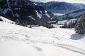 Whrend er wieder nordwrts auf meist gutem Pulverschnee abfhrt, stapfe ich sdwrts am berwiegend feuchten und patzigen Schnee Richtung Ardningalm, wo ich noch vor wenigen Tagen mit Krcken herum gestapft bin.