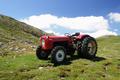 Auf dem Schnberg ein roter Bagger. Auf dem Hohen Zinken ein roter Traktor.