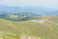 Schner Tiefblick auf den Speichersee und den Windpark.