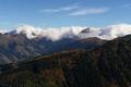 Trotz des khlen Windes habe ich heute groes Glck mit dem Wetter. Denn weiter sdlich und stlich drngen dichte Wolken gegen den zentralen Hauptkamm der Niederen Tauern. Im Vordergrund erkennt man das Schigebiet der Riesneralm.