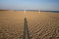 Selbst am spten Nachmittag, wenn die Schatten schon lang werden, bietet der weite Sandstrand ...