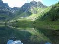 Leider zieht sich die Sonne mit unserm Eintreffen zurck und mit der damit verbundenen Khle wird auch aus dem geplanten Planschen im Moaralmsee nichts. Stattdessen wollen wir noch ein Stck hher steigen. Vielleicht kommen wir ja in die Seekarlscharte (rechts) hinauf.