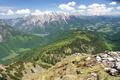 Unter uns in Bildmitte die Ostpreuenhtte. Im Hintergrund das noch reichlich schneebedeckte Tennengebirge.