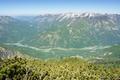Hoch oberhalb des Tales mit der markanten Traun, in welchem ich heute morgen von links nach rechts gewandert bin ...