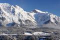 Jenseits (nrdlich) der Enns erheben sich ber dem Ramsauer Plateau viele namhafte, ganzjhrig interessante Wandergipfel, wie beispielsweise der Sinabell nordstlich vom Gutenberghaus, welches oberhalb der Bildmitte als winziges Pnktchen zu erkennen ist.