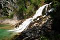 Neben dem senkrecht strzenden Wasserfall kommt auch aus Osten ein Bachzulauf herunter.