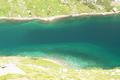 Das klare Berg-Wasser des Schimpelsees schimmert blau-grnlich und verlockend herauf.