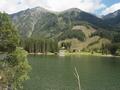 Blick hinber zur Schwarzenseealm und dem groen Jagdhaus auf der gegenberliegenden Uferseite.