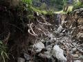 Dort wo vor wenigen Wochen noch der Wanderweg querte, klafft jetzt ein tiefer Riss.