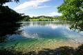 Ausblick ber das Wasser zum Gasthaus Tommerl am Gleinkersee