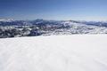 Blick ber die unendlich scheinende Weite des Kemetgebirges hinweg bis zum Grimming, der den stlichen Abschlu des Dachsteingebirges bildet. Hinter der Schneehochflche des Hirzberges spitzelt der Kammspitz hervor, ganz rechts der Stoderzinken.