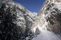 Steil fhrt die schneebedeckte fenstrae durch die enge Schlucht - dort wo sich die Auslufer von Stoderzinken und Kammspitz beinahe berhren.