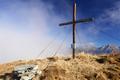 Beim Gipfelkreuz am Schttkogel liefern sich Sonne und Nebel gerade wieder einmal einen mit Wind und Klte einhergehenden Kampf.