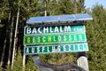 Winterruhe auf der Bachlalm. Lediglich auf den untersten Metern ist die Zufahrtsstrae aper. Die Tourenschifahrer knnen aber Dank eines ausgeprgten Schneeriedels bereits direkt vom Parkplatz weg aufsteigen.