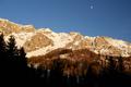 Der Mond ist bereits aufgegangen.