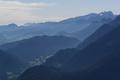 Am Horizont erkenne ich im linken Bildbereich ganz hinten liegend den fast 70 Kilometer Luftlinie entfernten Grimming. Ganz rechts glnzen die Gletscher am Dachstein.