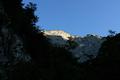 Whrend die hchsten Gipfel ber dem Grundlsee bereits von der frhen Morgensonne bestrahlt werden, wandern wir noch eine Zeitlang im Schatten. Dennoch beginnen wir auf Grund der hohen Luftfeuchtigkeit bereits zu 