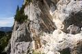 ... am Rande berhngender Felsen ...