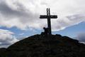 Lange halten wir uns im kalten Wind aber nicht beim Gipfelkreuz auf ...