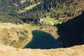Tiefblick zum Kaltenbachsee. Unten an der Slkpastrae erkenne ich sogar unser Auto.