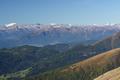 Fernblick zu den gletscherbedeckten Gipfel der Hohen Tauern zwischen Hochalmspitze (ganz links), Ankogel und Groglockner (ganz rechts).