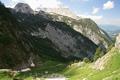Rasch gewinnt man Hhenmeter. Tief unter mir - im Schatten - die kleine Htte der Wandalm.