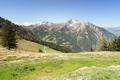 Im Sattel zwischen Auhofalm und Maurachalm ffnet sich der Blick auf die andere Seite, hinab ins Groarltal. Drben die bereits bekannten Gipfel um Schiedreitspitz, Hllwand, Sandkogel und Heukareck (Wandertour am 26.10.2008). Weiter links wartet noch der bislang unbekannte 