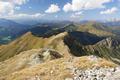 Der weitere unschwierige Kammverlauf ber Stellmauer, Goldkogel und Lattenberg zum Brensulsattel (rechts der Bildmitte im Schatten).