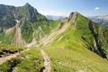 Zunchst fhrt uns der Wanderweg ber breite unschwierige Wiesenrcken ...
