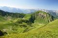 Blick vom Rottrl Richtung Norden ber unser damaliges Aufstiegsgebiet auf den Eisenerzer Reichenstein. Links hinten Kaiserschild und Hochkogel (Wandertour am 27.07.2008), oberhalb der Bildmitte die Seemauer ber dem Leopoldsteinersee, ber die ich gestern nach rechts zum Hochblaser und weiter zur Kalten Mauer gewandert bin.