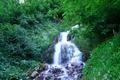 ... und wenig sp�ter als kleiner Wasserfall zu Tale st�rzt.