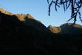 Während wir noch eine Weile im Schatten wandern, werden die Bergspitzen längst von der Morgensonne gekitzelt.
