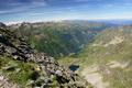 ... im Osten Wildlochsee (vorne) und Riesachsee (unten im Taleinschnitt) ...