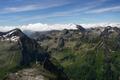 Der Blick Richtung Sden auf weitere markante Gipfel der Schladminger Tauern wie Waldhorn oder Hochgolling zeigt uns, dass wir uns heute fr das richtige Tourengebiet entschieden haben.