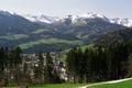 ... ber den Grbminger Kessel mit dem die Hausdcher berragenden Zwiebelturm der katholischen Kirche. Im Hintergrund die schneebedeckten Gipfel der Schladminger Tauern um die Hochwildstelle.
